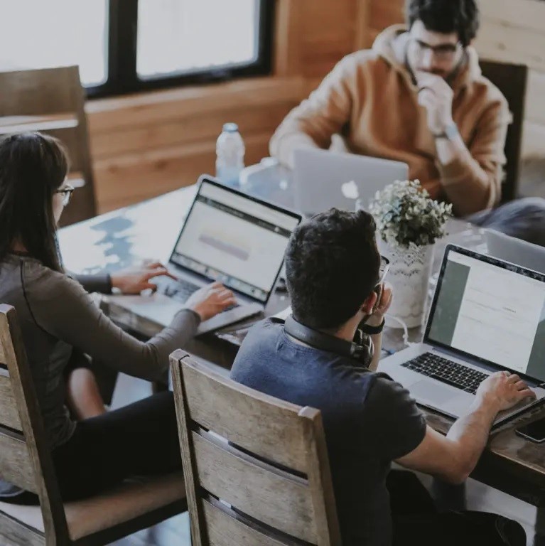 Immagine di copertina per Indagine conoscitiva sui servizi offerti dall\'ADISU Puglia. Customer care satisfaction 2025/2026